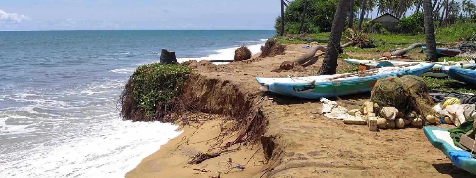මුහුදට හේදිලා යන ඉරණවිල වෙරළ තීරය...